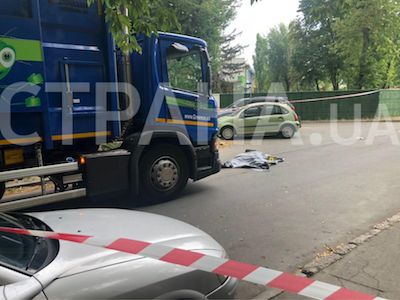 Фото новости: В Киеве водитель мусоровоза наехал на мать с ребенком - женщина умерла Свежие новости: В Киеве водитель мусоровоза наехал на мать с ребенком - женщина умерла