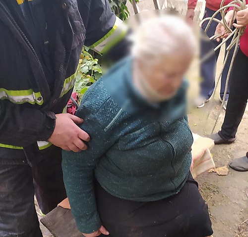 Свежие новости: В Первомайске спасатели помогли пенсионерке, которая упала в глубокую яму и не могла выбраться