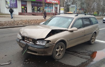 Свежие новости: ДТП в центре Николаева: столкнувшись с «Пежо» водитель и пассажир «Опеля» скрылись в «наливайке»