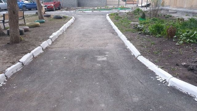 Свежие новости: Оккупанты начали белить бордюры в Мариуполе. В мэрии не знают, как на это реагировать