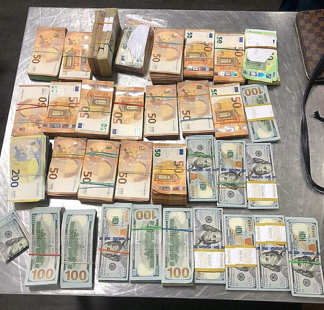 Свежие новости: Львовские таможенники изъяли у двоих иностранок ювелирные изделия и валюту на сумму более 15 миллионов гривен