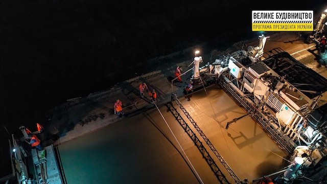 Свежие новости: Дорожники показали процесс бетонирования дороги «Николаев-Кропивницкий» в ночное время