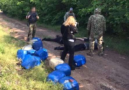 Свежие новости: Группа лиц из Николаева и работники «Укрзализныци» систематически сливали с поездов дизтопливо