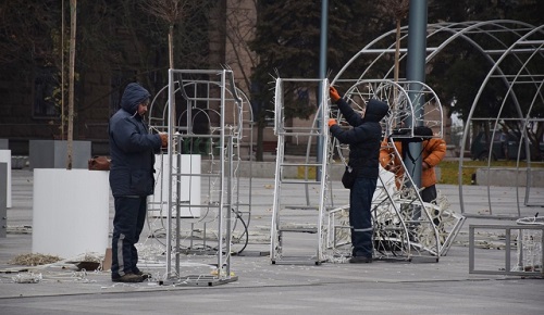 Свежие новости: В Николаеве на главной площади приступили к  подготовке к новогодним праздникам