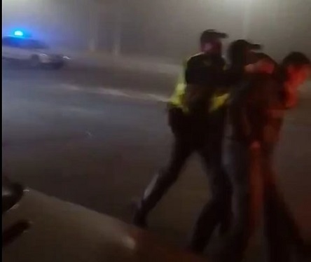 Фото новости: ВИДЕО: В Николаеве на таксиста-хулигана надели наручники и увезли в райотдел Свежие новости: ВИДЕО: В Николаеве на таксиста-хулигана надели наручники и увезли в райотдел