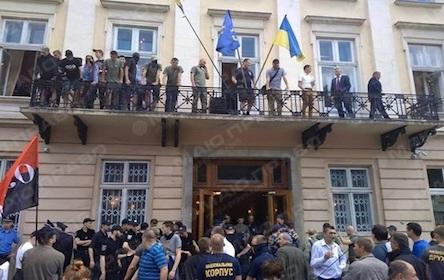 Свежие новости: В результате столкновений во Львовском облсовете госпитализировали 11 человек