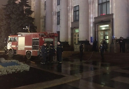 Свежие новости: ВИДЕО: В Харькове коктейлем Молотова подожгли двери облгосадминистрации