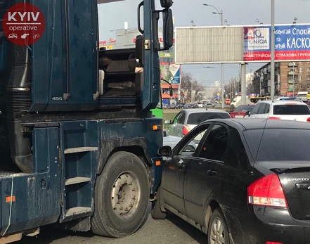 Свежие новости: В Киеве из-за ДТП ограничено движение