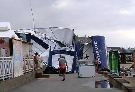 Свежие новости: Разрушенные раздевалки и унесенные палатки: по пляжу в Коблево пронеслась буря