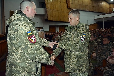 Свежие новости: В Николаеве десантников из 79-й бригады наградили номерными ножами