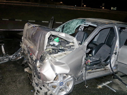 Свежие новости: В Киеве Mercedes влетел в здание ТЦ: есть погибший