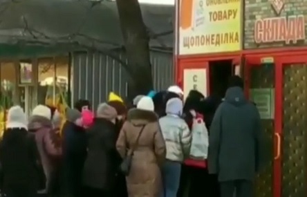 Свежие новости: ВИДЕО: В Николаеве во время завоза толпа посетителей разгромила двери секонд-хенда