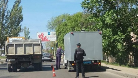 Свежие новости: В Николаеве на дороге «закипел» автозак, перевозящий заключенных