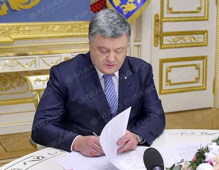 Свежие новости: Порошенко подписал закон, позволяющий приватизировать жилье в общежитиях