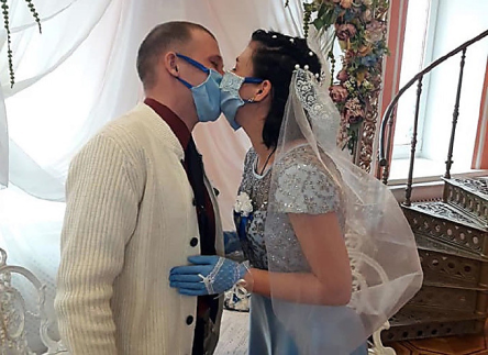 Свежие новости: Николаевская пара, соблюдая правила карантина, поженилась в масках и перчатках