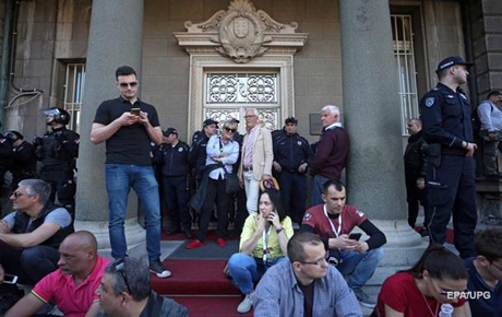 Свежие новости: В Сербии протестующие заблокировали администрацию президента