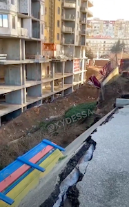 Свежие новости: В Одессе в Аркадии обвалились клумбы и детская площадка