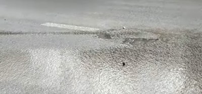 Свежие новости: В Николаеве на проезжей части образовалась брешь, из которой безостановочно течет вода