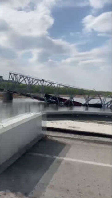 Свежие новости: На Донбассе железнодорожный мост на пути в Славянск подорвали вместе с вагонами