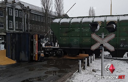 Свежие новости: В Николаеве на железнодорожном переезде состав врезался в прицеп фуры – движение транспорта заблокировано