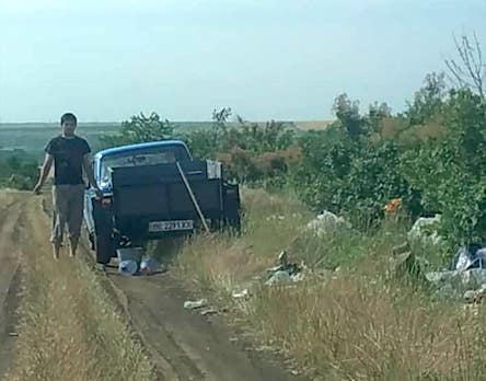 Свежие новости: В Снигиревке мужчина выбрасывал мусор с прицепа прямо посреди дороги.