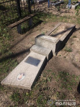 Свежие новости: Два подростка разбили 15 могил на кладбище в Черкасской области