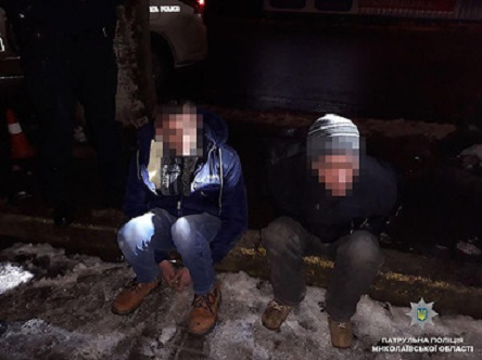 Фото новости: В Николаеве патрульные задержали двух пьяных мужчин – у одного из них был пистолет Свежие новости: В Николаеве патрульные задержали двух пьяных мужчин – у одного из них был пистолет