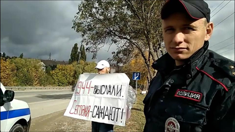 Фото новости: Оккупанты задержали двух активистов на админгранице с Крымом Свежие новости: Оккупанты задержали двух активистов на админгранице с Крымом