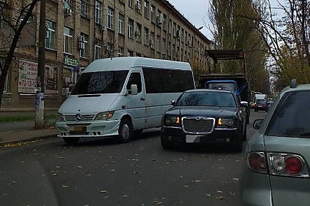 Свежие новости: В Николаеве «Chrysler» зацепил стоящую на остановке «маршрутку» – образовалась пробка
