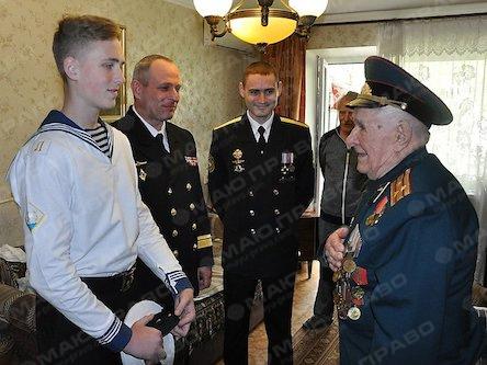 Свежие новости: В Одессе военный оркестр выступил под балконом 96-летнего ветерана, который не смог придти на праздник