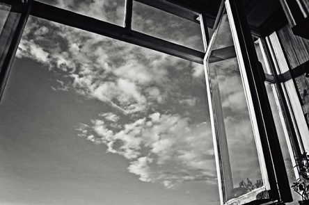 Свежие новости: ВИДЕО: В Киеве с балкона столичной высотки спрыгнул мужчина