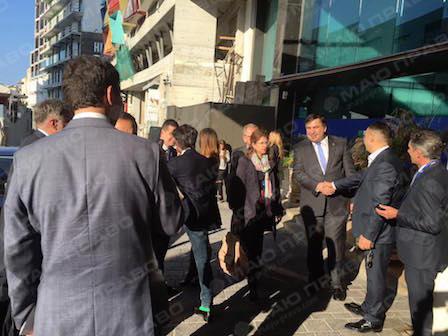 Свежие новости: Саакашвили оконфузился на Мальте, решив сесть поближе к Порошенко