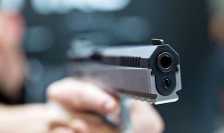 Свежие новости: В Первомайске мужчина, угрожая пистолетом, напал на сотрудницу финучреждения