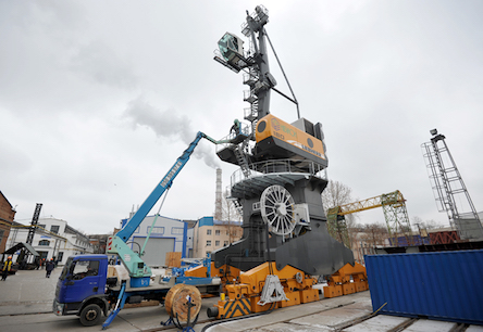 Свежие новости: На заводі «НІБУЛОН» у розпалі монтаж потужного крана Liebherr