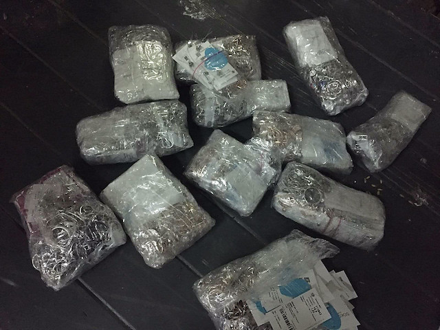 Свежие новости: Гражданин Молдовы пытался провезти в Украину более 1200 ювелирных украшений