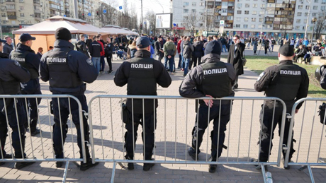 Свежие новости: Возле ЦИК стало больше молодых людей, которые собираются у палаток 