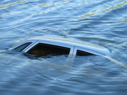 Свежие новости: Под Херсоном автомобиль рухнул с причала в море вместе с водителем
