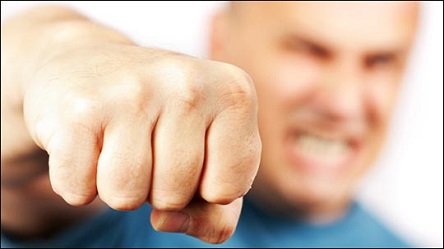 Свежие новости: ВИДЕО: В Николаеве пьяный мужчина приставал к прохожим и избил лопатой человека