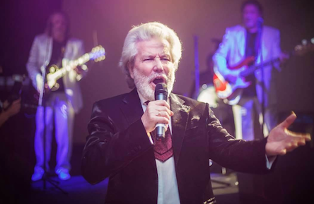 Свежие новости: В России автомобиль сбил известного певца и его жену