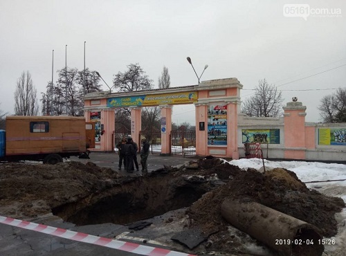 Свежие новости: В Первомайске возле спортивного стадиона провалился асфальт
