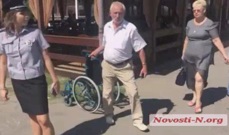 Фото новости: В Николаеве на встрече с Тимошенко из-за инвалидной коляски «для Юли» подрались активисты Свежие новости: В Николаеве на встрече с Тимошенко из-за инвалидной коляски «для Юли» подрались активисты