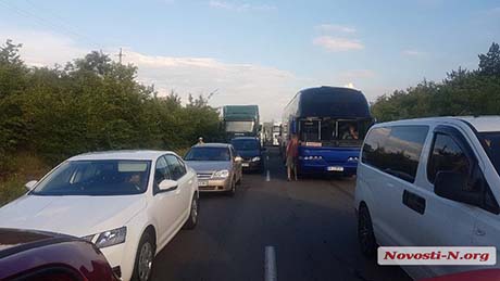 Свежие новости: На трассе «Николаев-Ульяновка» столкнулись четыре автомобиля — образовался большой затор