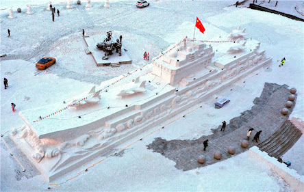 Свежие новости: В китайском Харбине из снега создали 50-метровую модель авианосца «Ляонин», построенного в Николаеве