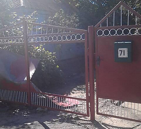 Свежие новости: В Баштанке неизвестные ночью повредили ворота частного дома и сломали две березы