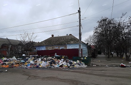 Свежие новости: Николаевцы жалуются на кучу мусора в центре города возле жилых домов