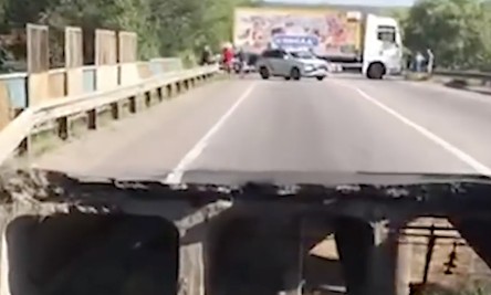 Свежие новости: ВИДЕО: Перегруженная фура стала причиной обрушения моста, - Укравтодор