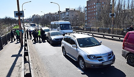 Свежие новости: На Варваровском мосту в Николаеве столкнулись три авто – проезд усложнен