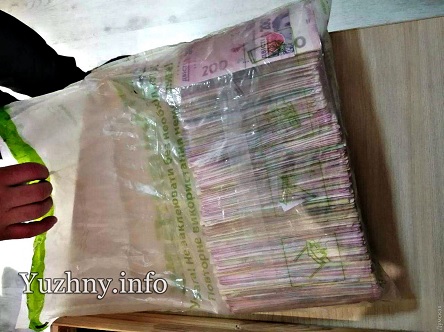 Свежие новости: Под Одессой горе-инкассаторы потеряли по дороге пакет с крупной суммой денег