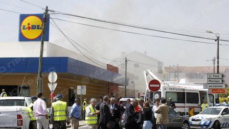Свежие новости: ВИДЕО: В Португалии самолет упал на магазин: есть погибшие