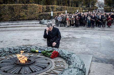 Свежие новости: Президент и премьер Украины возложили цветы к памятнику Вечной славы